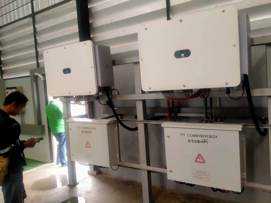 อินเวอร์เตอร์และตู้ PV Combiner Box ในโรงงานพลาสติก