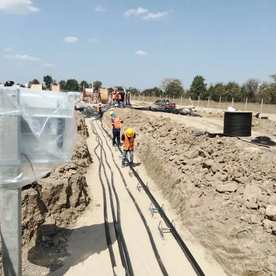 งานเดินสายไฟใต้ดินในโซล่าฟาร์ม